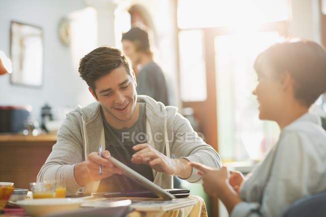 Jovens estudantes universitários casal estudando usando tablet digital — Fotografia de Stock