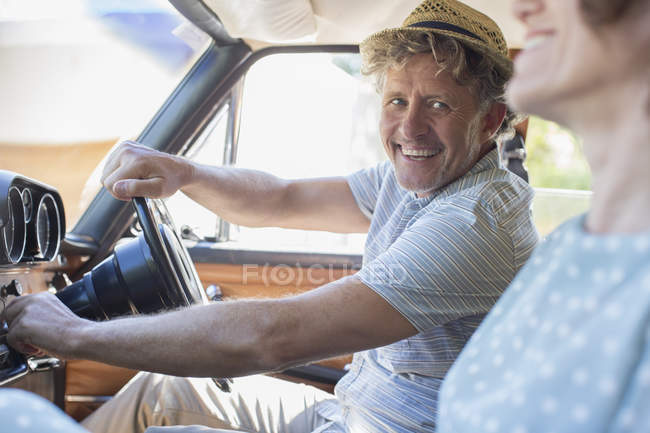 Счастливый пожилой человек запускает зажигание автомобиля — стоковое фото