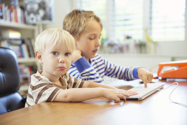 Crianças usando o computador juntas — Fotografia de Stock
