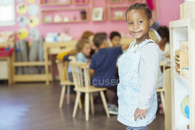 Estudiante sonriendo en el aula en interiores - foto de stock