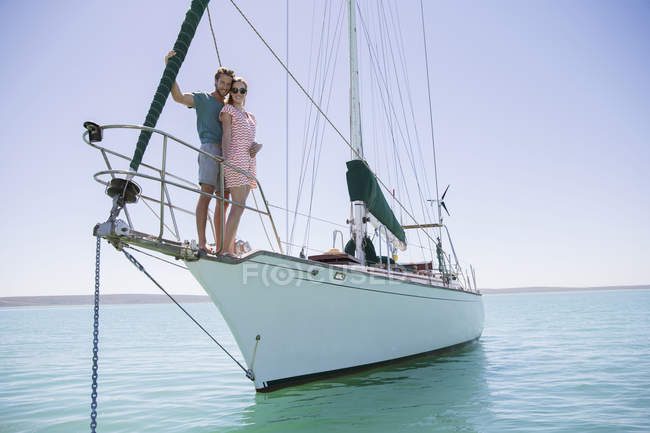 Пара стоящих перед лодкой — стоковое фото