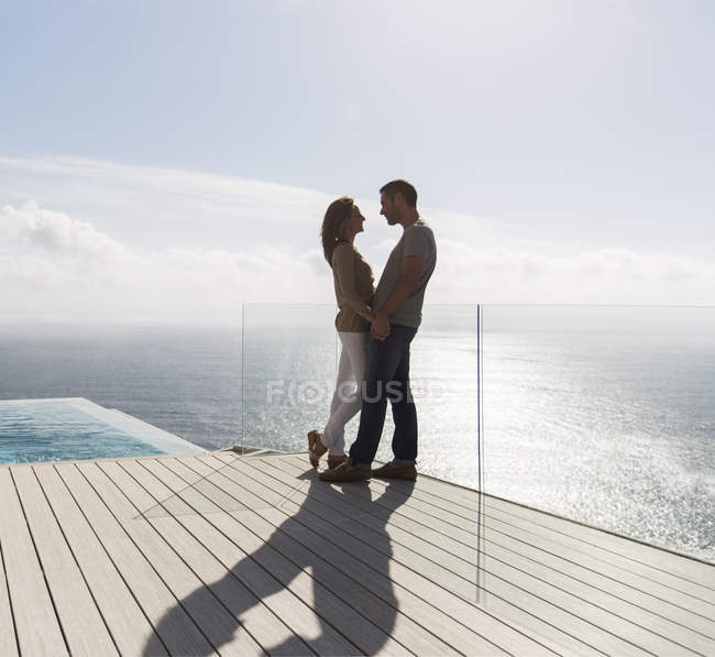 Couple sur balcon moderne avec vue sur l'océan — Photo de stock