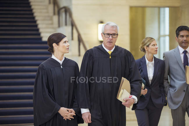 Giudici e avvocati che attraversano il palazzo di giustizia — Foto stock