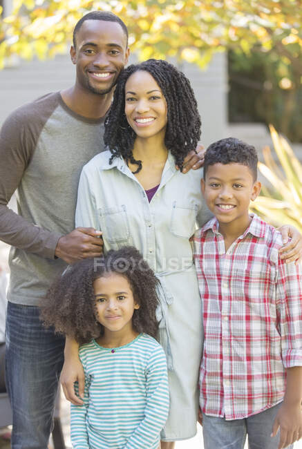 Портрет улыбающейся семьи на открытом воздухе — стоковое фото