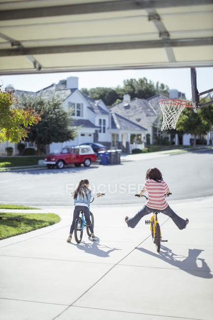 Дівчата катаються на велосипедах на сонячній прогулянці — стокове фото