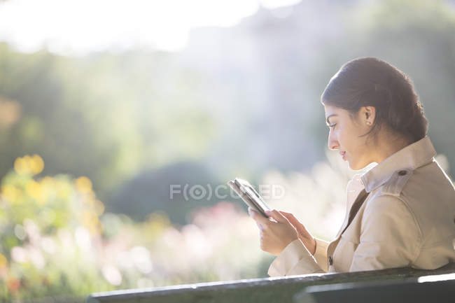 Mulher de negócios usando tablet digital no parque — Fotografia de Stock