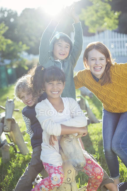 Estudiantes y profesores sonriendo al aire libre - foto de stock