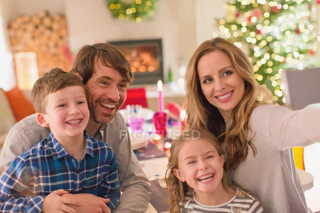 La famille prend selfie à la table de Noël — Photo de stock