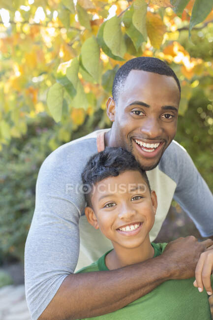 Primer plano retrato de sonriente padre e hijo - foto de stock