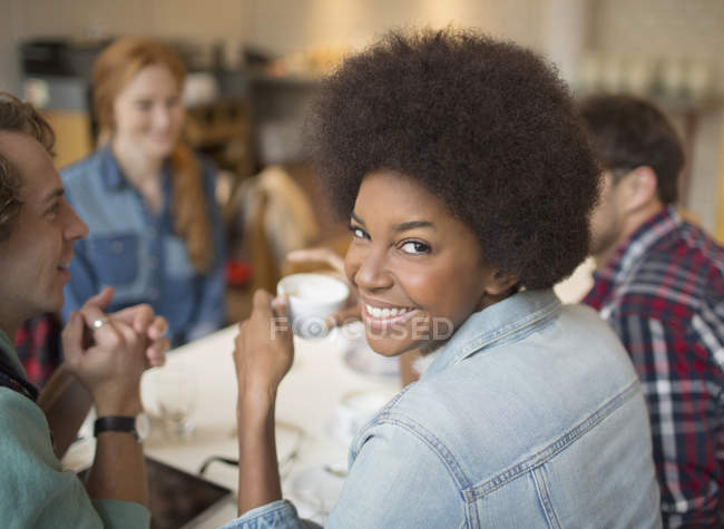 Jovens amigos felizes gostando de café no café — Fotografia de Stock