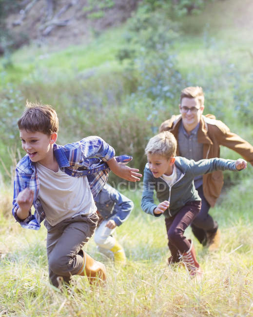 Мальчики бегают в поле днем — стоковое фото