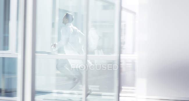 Врач бегает по коридору больницы — стоковое фото