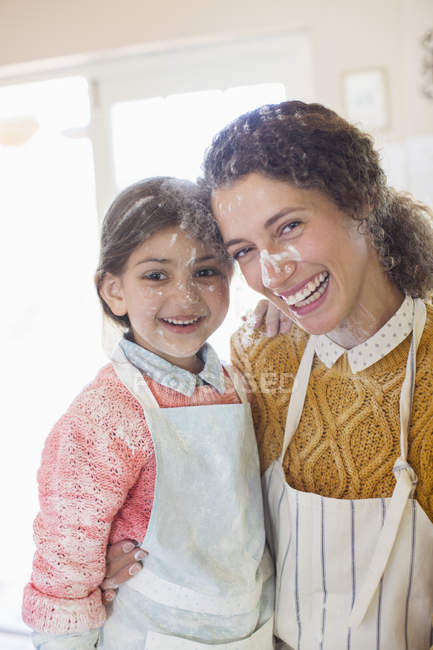 Mãe e filha brincando com farinha na cozinha — Fotografia de Stock