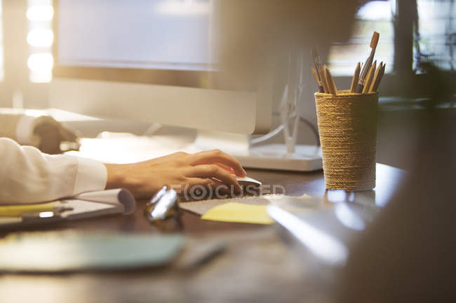 Femme d'affaires utilisant l'ordinateur et la souris d'ordinateur au bureau — Photo de stock