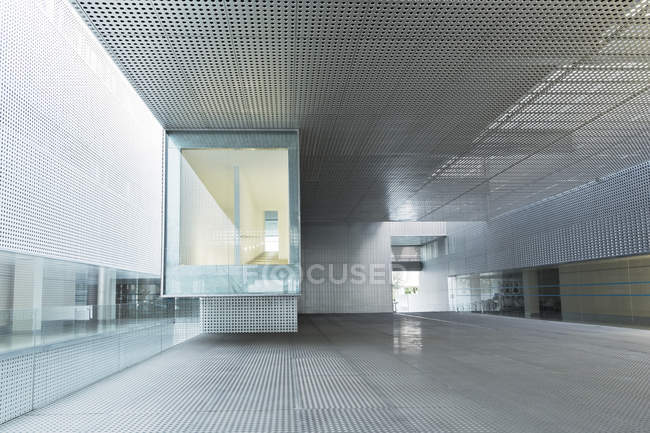 Moderno edificio per uffici durante il giorno — Foto stock