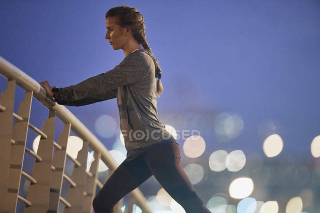 Визначено жіночий бігун кистей рук на місток на світанку — стокове фото