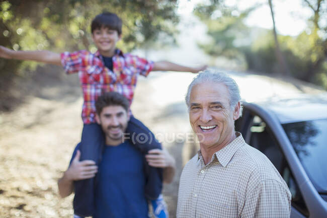 Портрет счастливых мужчин разных поколений у автомобиля — стоковое фото