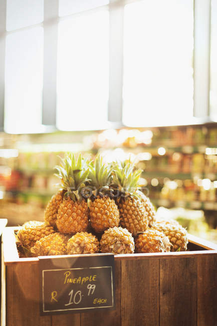 Abacaxis em exposição no mercado de mercearia — Fotografia de Stock