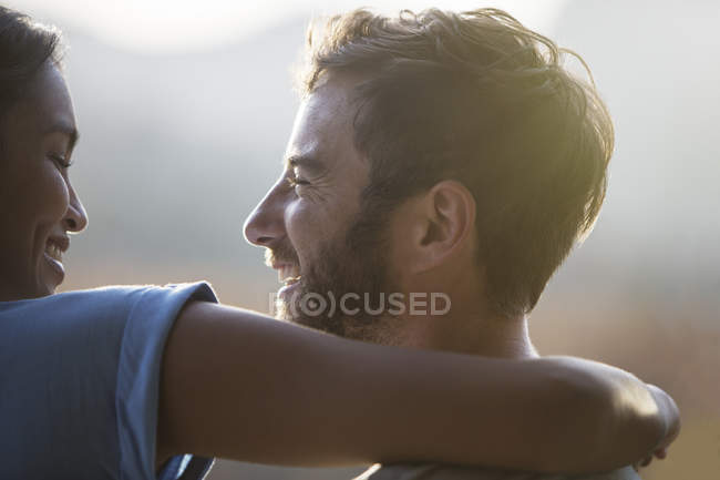 Крупним планом усміхнена пара обіймає — стокове фото