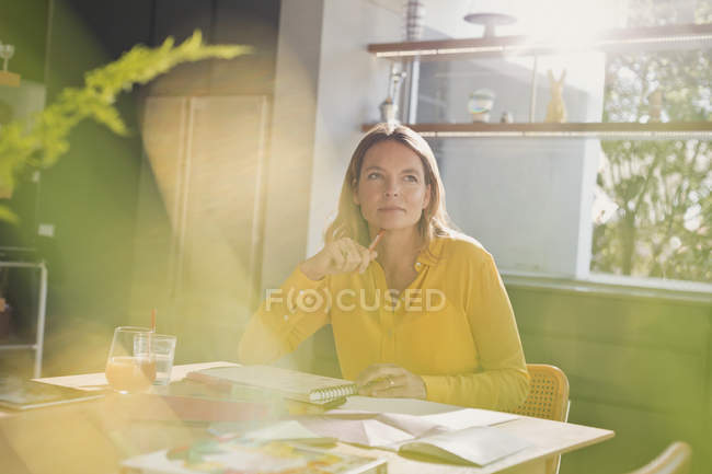 Nachdenkliche Frau beim Brainstorming, Zeichnen am sonnigen Küchentisch — Stockfoto