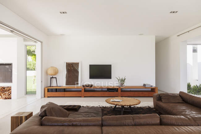 Sala de estar moderna en interiores durante el día - foto de stock