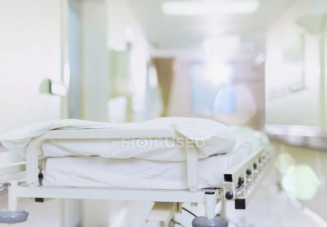 Civière dans le couloir vide de l'hôpital, gros plan — Photo de stock