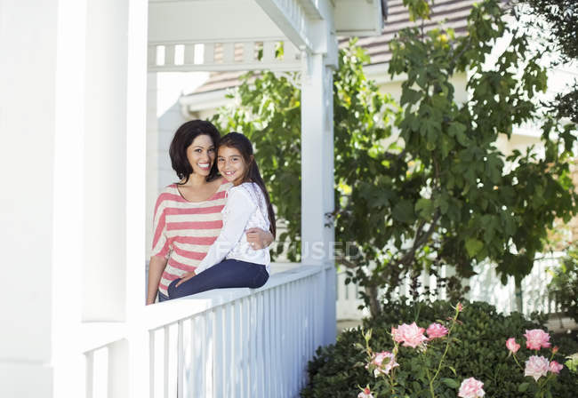 Ritratto di madre e figlia sorridente sul portico — Foto stock