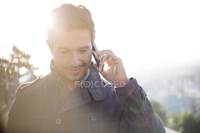 Joven hombre de negocios guapo hablando por teléfono celular - foto de stock