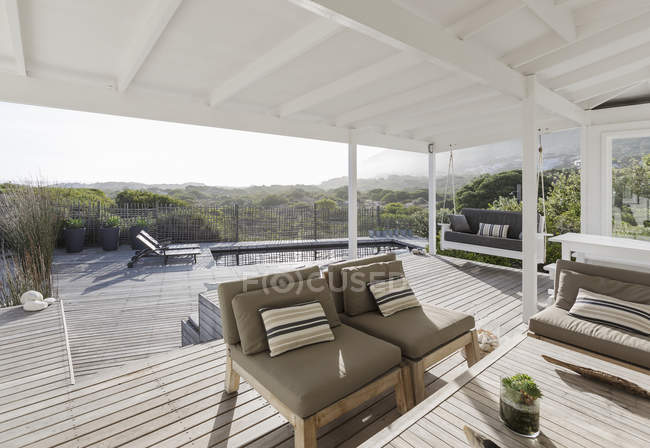Sonniges Haus präsentiert Luxus-Terrasse — Stockfoto