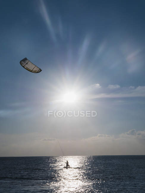 Andando in parapendio sull'oceano sotto il sole cielo blu — Foto stock