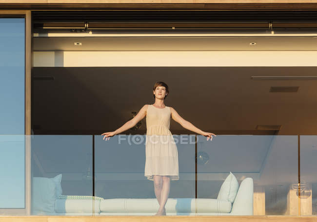 Mulher de pé na varanda de luxo — Fotografia de Stock