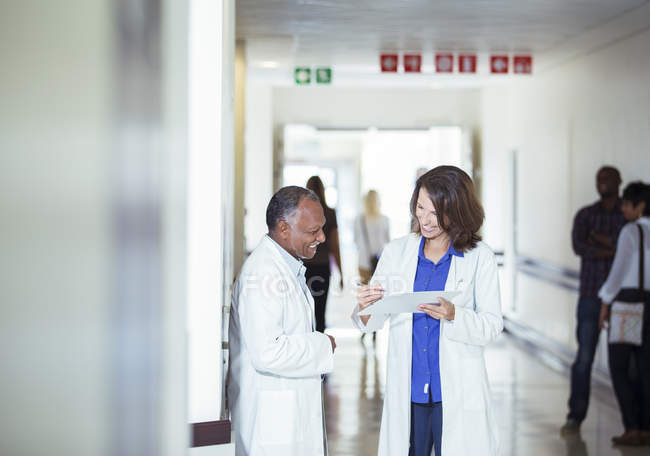 Лікарі читають медичну картку в коридорі — стокове фото