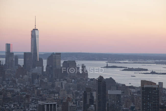 New York City Skyline im Morgengrauen, New York, Vereinigte Staaten — Stockfoto