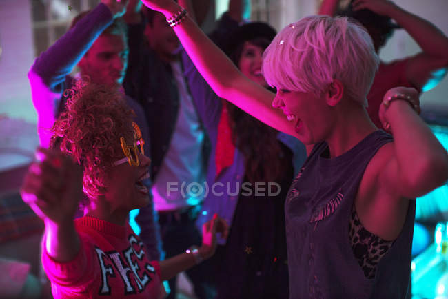 Amici che ballano insieme alla festa — Foto stock