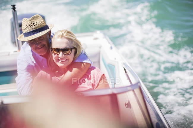 Casal sentado no barco juntos — Fotografia de Stock