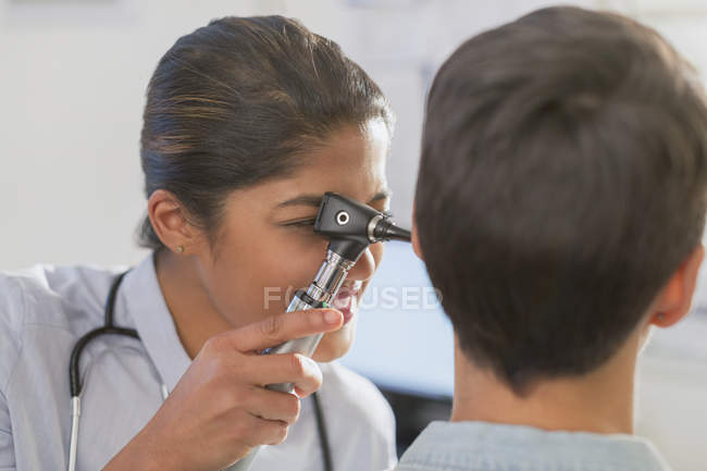 Médica usando otoscópio no ouvido do paciente — Fotografia de Stock