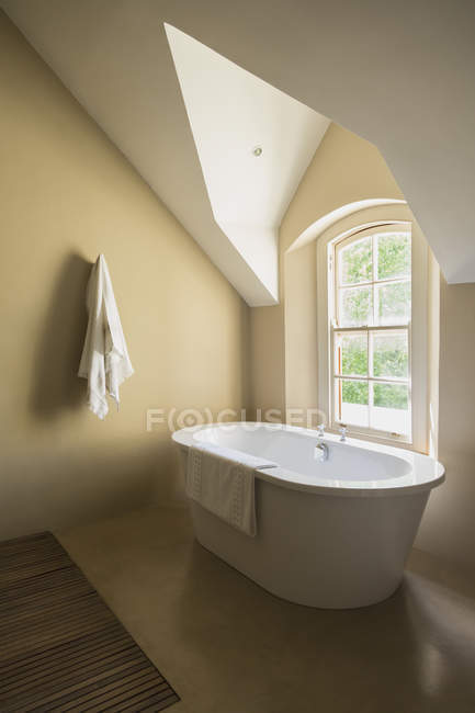 Ванна против окна в роскошном современном доме — стоковое фото