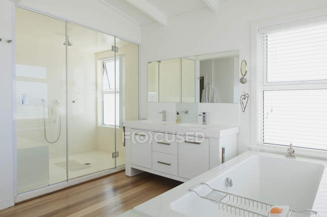 Ванная комната в роскошном современном доме — стоковое фото