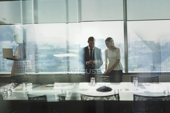 Geschäftsfrau und Geschäftsfrau arbeitet mit digitalem Tablet im städtischen Konferenzraum — Stockfoto