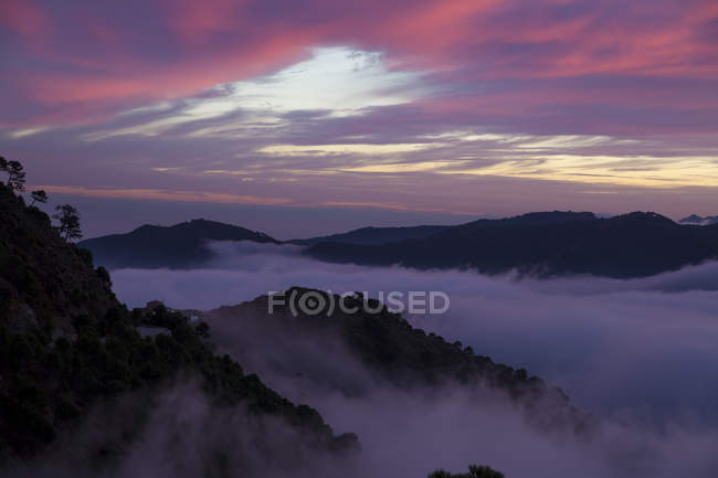 Cielo dramático y niebla entre montañas, España - foto de stock