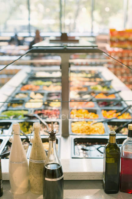 Essig und Salatdressing auf der Theke an der Salatbar im Lebensmittelmarkt — Stockfoto