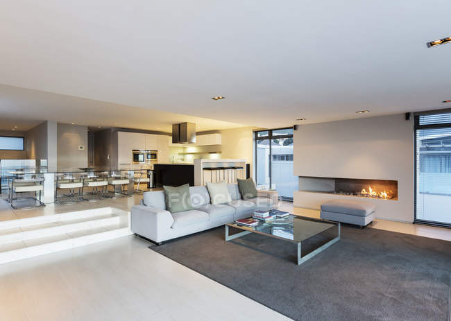 Modernes Luxus-Haus Vitrine Wohnzimmer mit Gas-Kamin — Stockfoto
