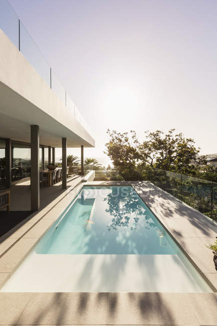 Ruhige Runde Schwimmbad außerhalb moderner Luxus-Haus Vitrine außen — Stockfoto