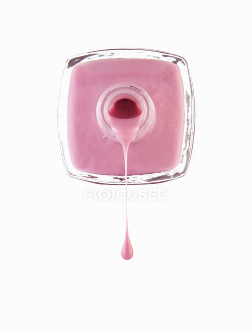 Крупним планом рожеві ніготь Польська капає з пляшки — стокове фото