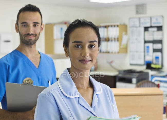 Дві медсестри стояли в лікарняному коридорі — стокове фото