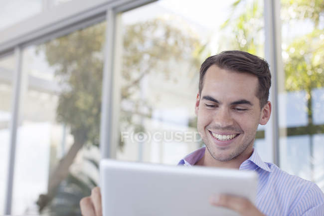 Homme d'affaires utilisant un ordinateur tablette à l'extérieur — Photo de stock
