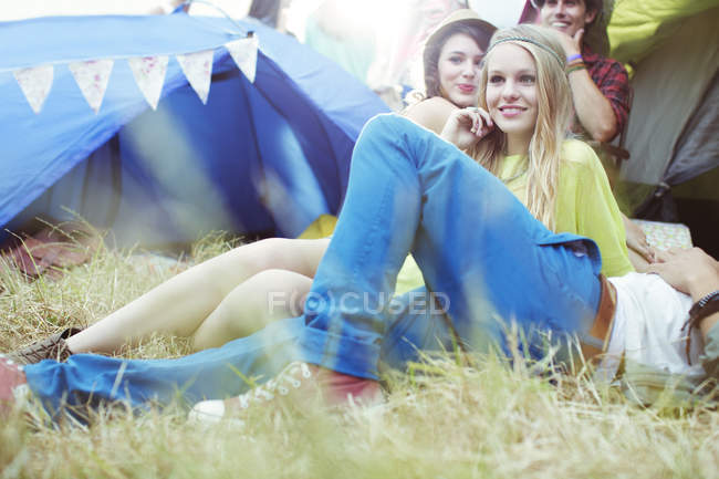 Друзья отдыхают в палатках на музыкальном фестивале — стоковое фото