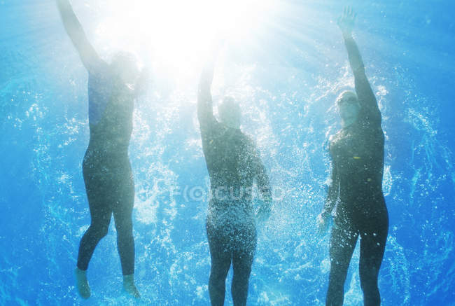 Selbstbewusste und starke Triathleten schwimmen unter Wasser — Stockfoto