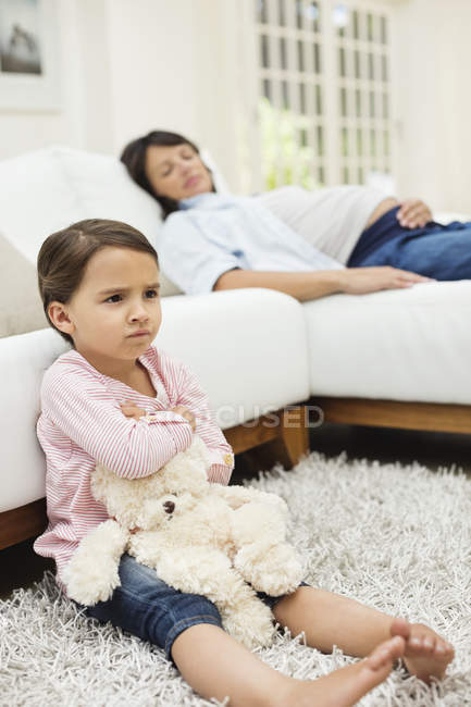 Menina irritada assistindo televisão com a mãe — Fotografia de Stock