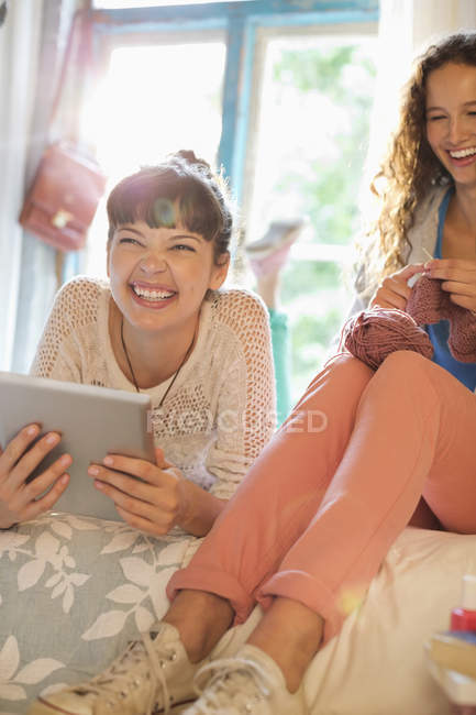 Mulheres jovens relaxando juntos no quarto — Fotografia de Stock